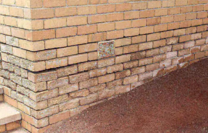 Wall showing symptoms of moisture penetration before tanking