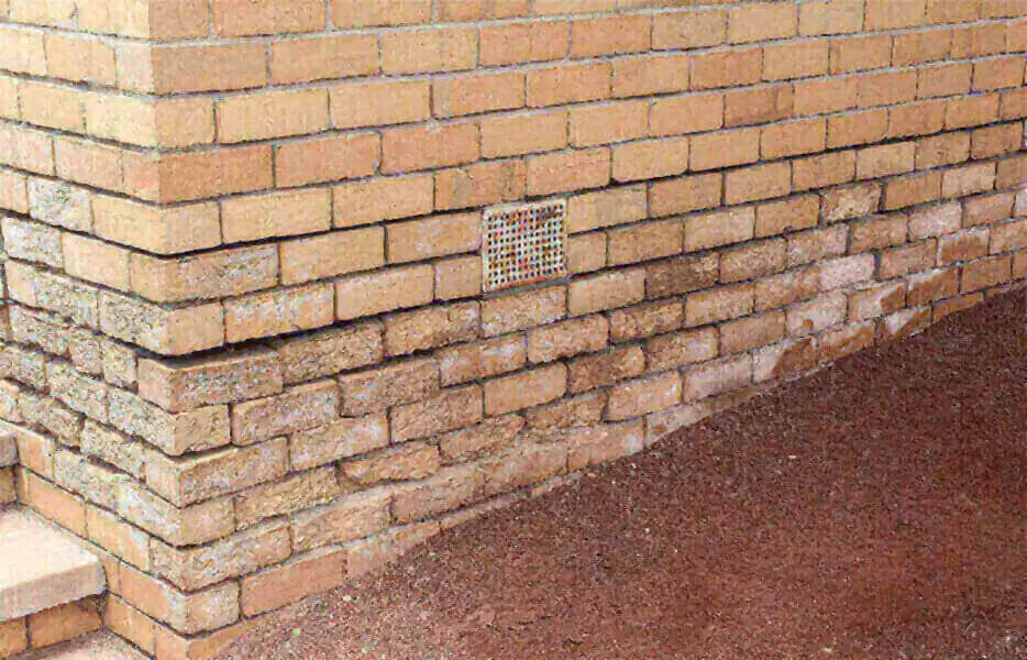 Wall showing symptoms of moisture penetration before tanking